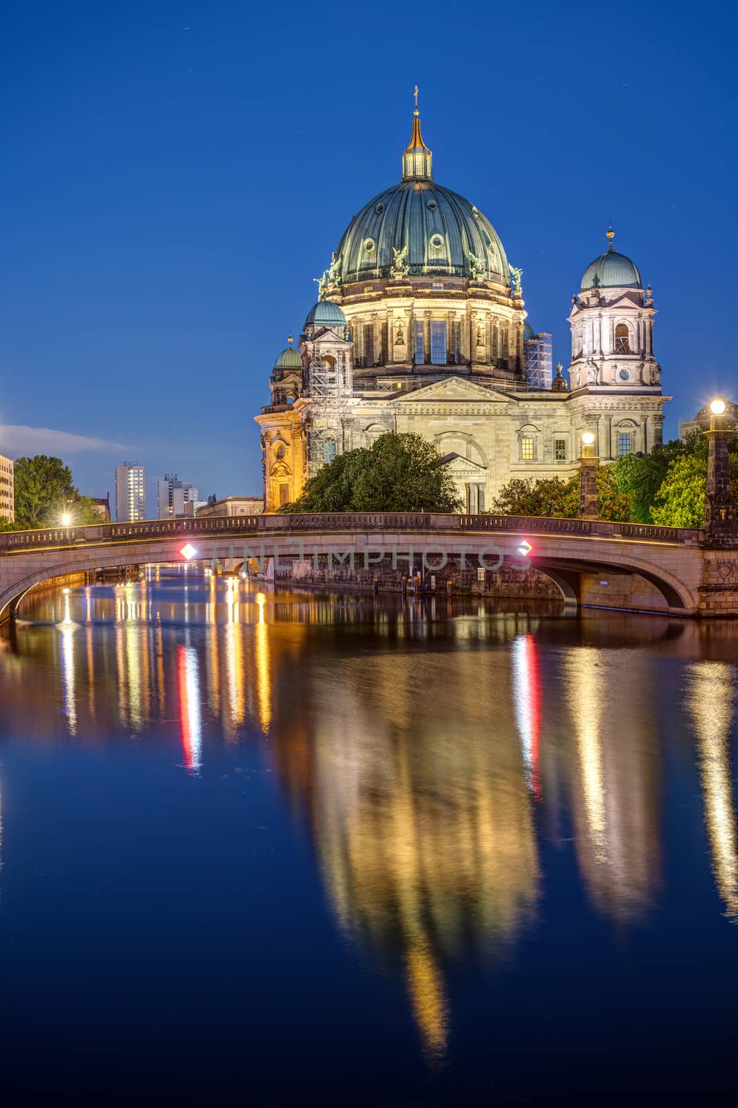 The Cathedral of Berlin with the river Spree by elxeneize