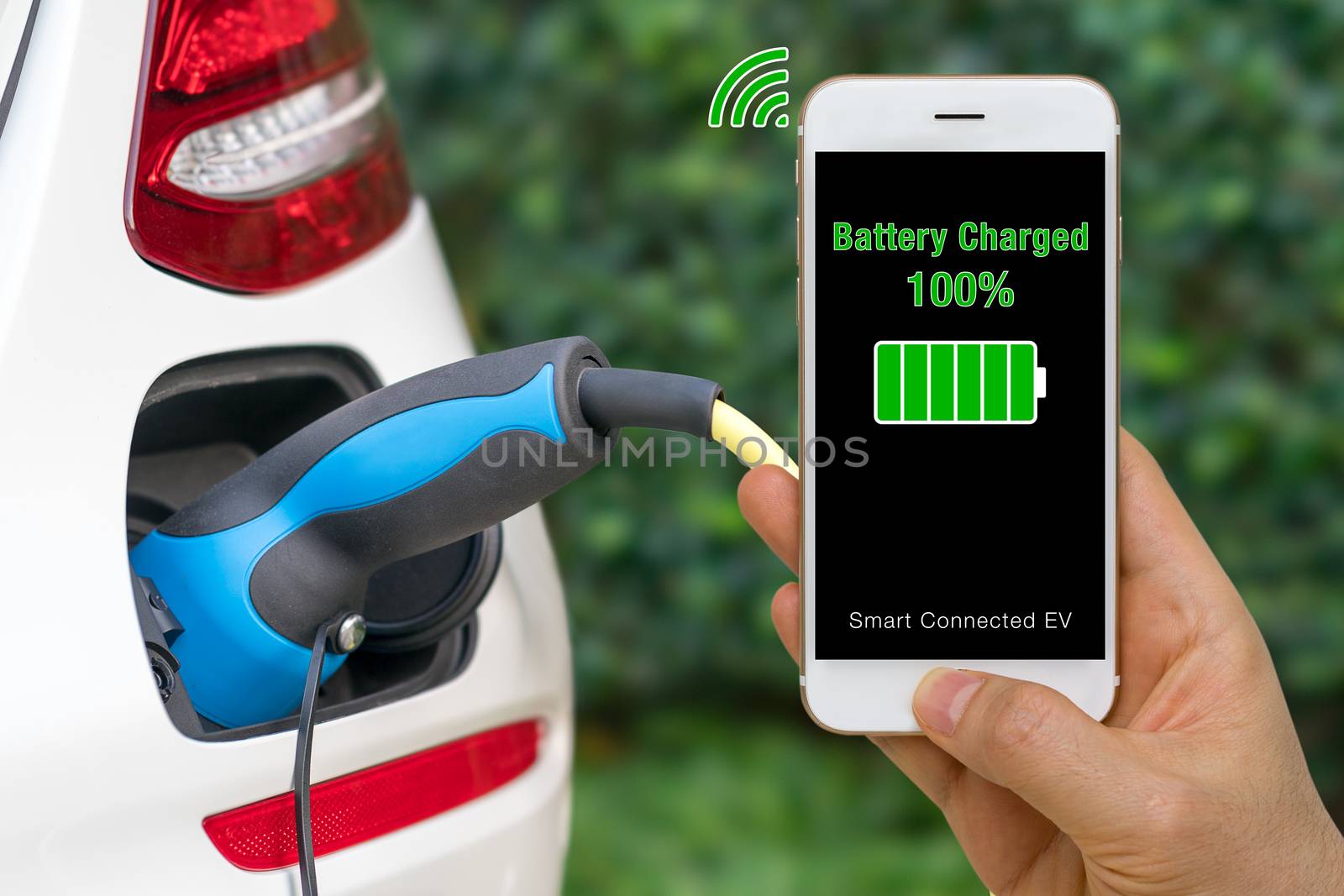 Smartphone show status of battery charged in smartphone app of connected car.