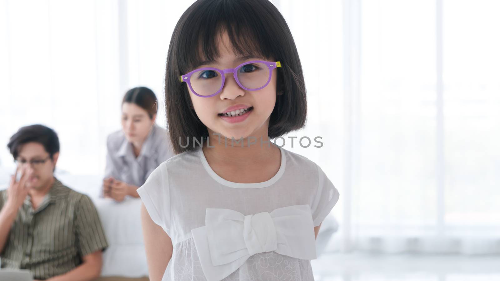 Close-up photos of Asian girls and their families. Parents are playing happily and happily with their little daughter in the bedroom. Being happy to be with family on holidays