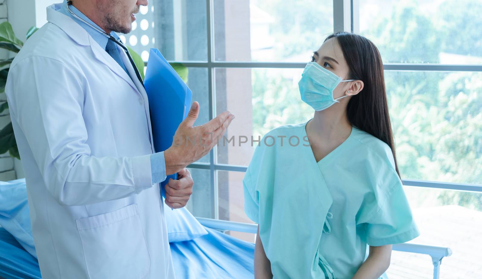 The doctors are checking the patients' symptoms closely. Asian female patients wear masks to prevent and stop the spread of the virus.