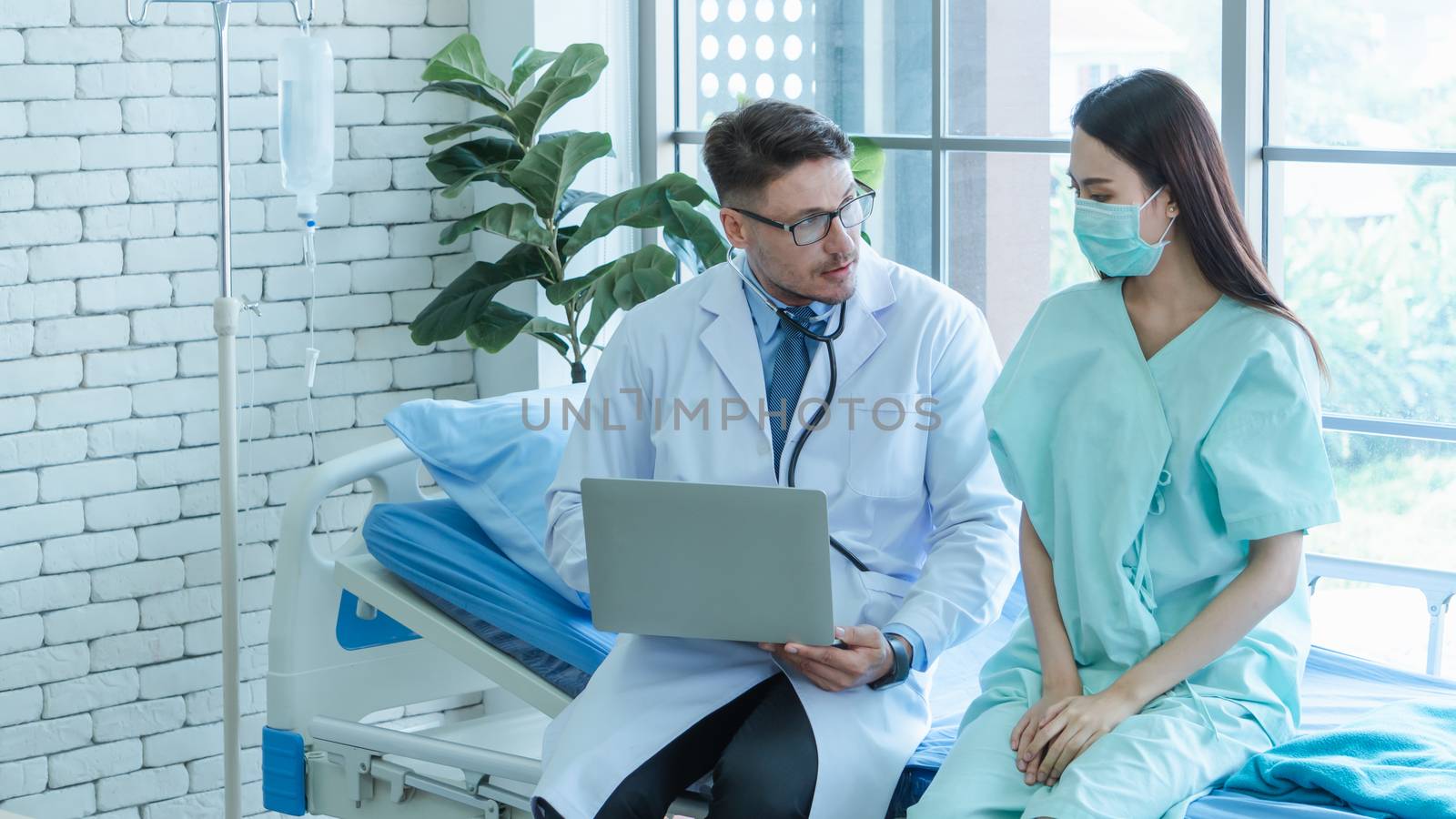 The doctors are checking the patients' symptoms closely. Asian female patients wear masks to prevent and stop the spread of the virus.