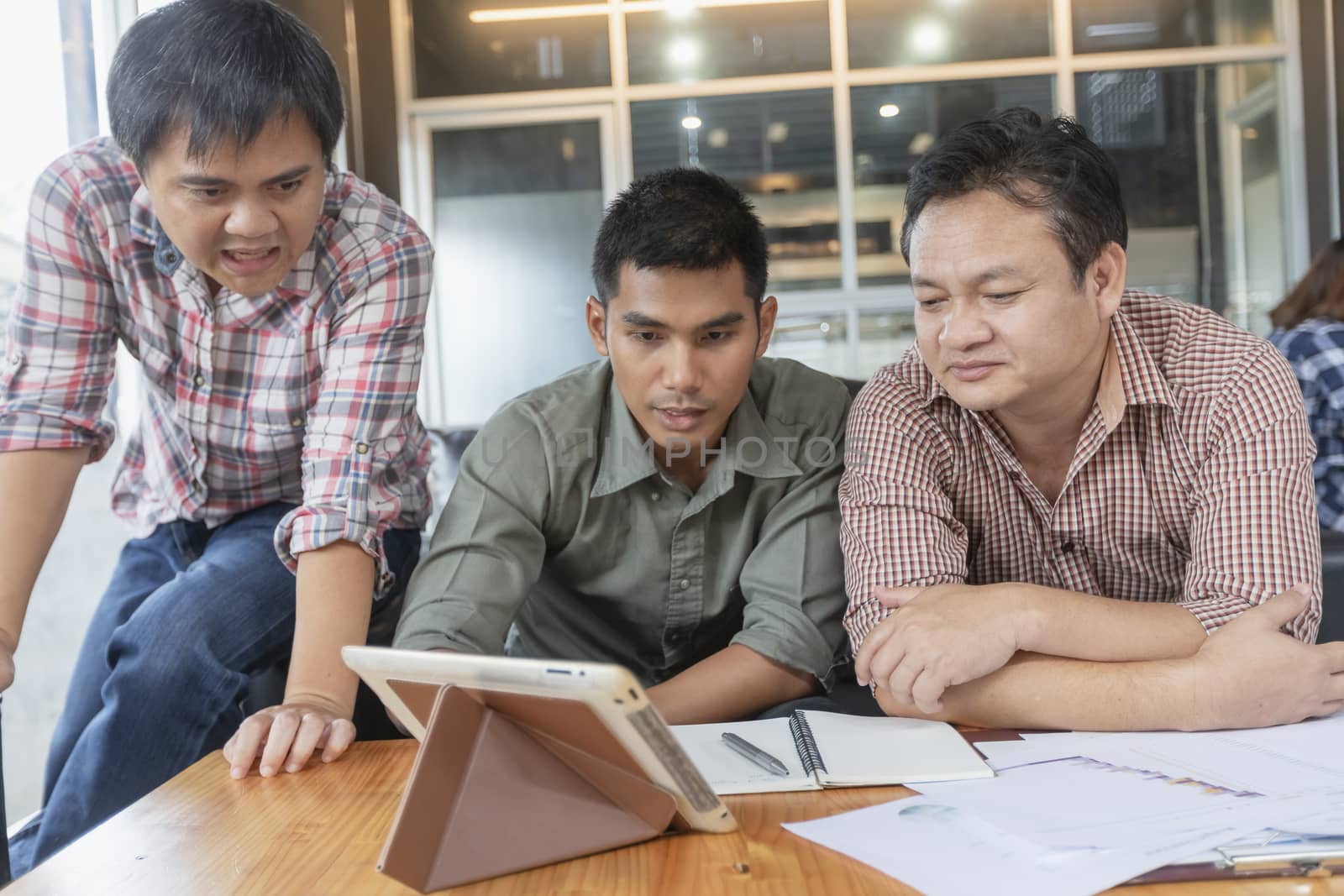 Young business people plan to work happily in coffee shops.