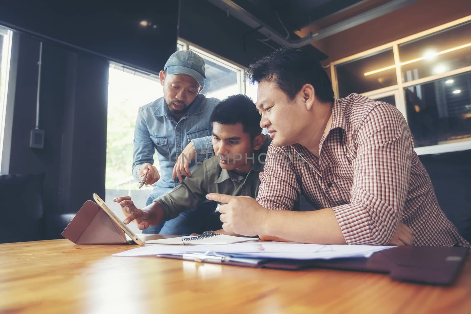 Young business people plan to work happily in coffee shops.