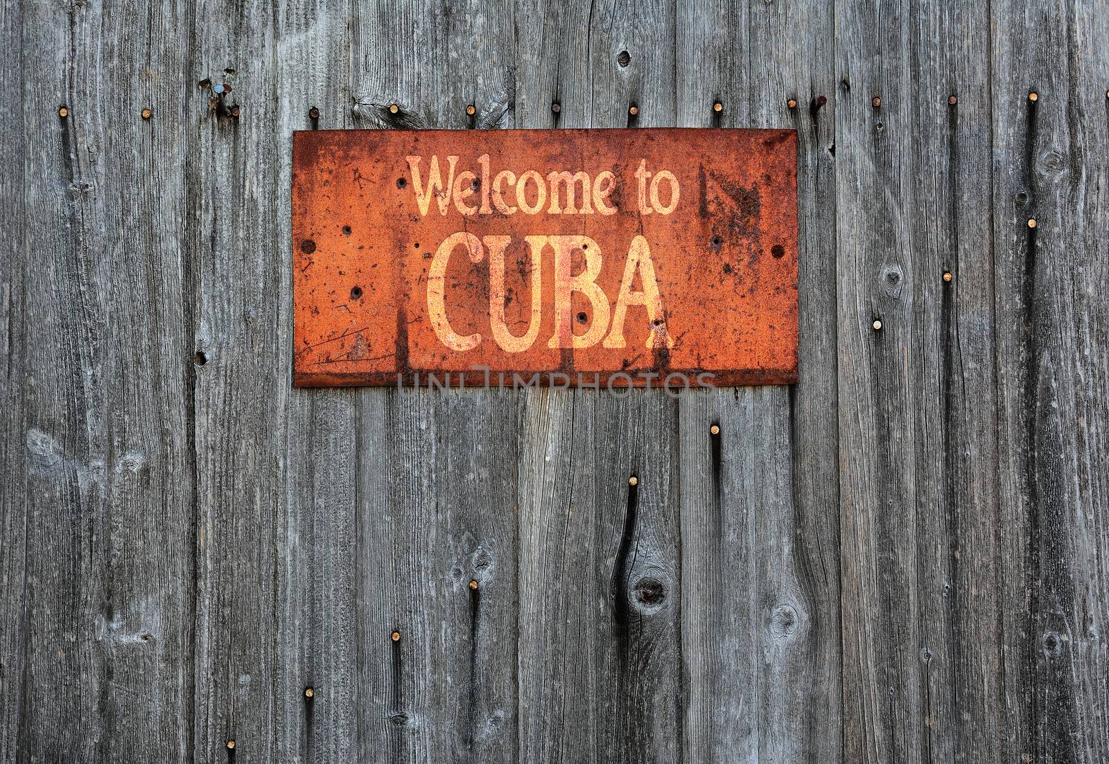 Rusty metal sign with the phrase: Welcome to Cuba. by CreativePhotoSpain