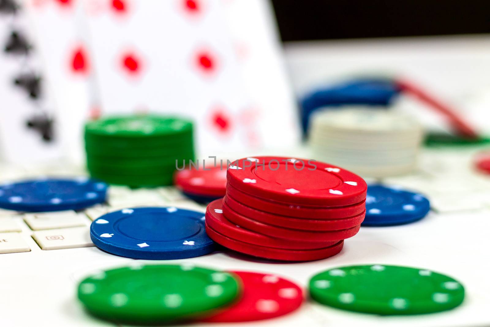 Internet gambling services. Betting on the Internet and winning money with games of chance. Play poker at home.