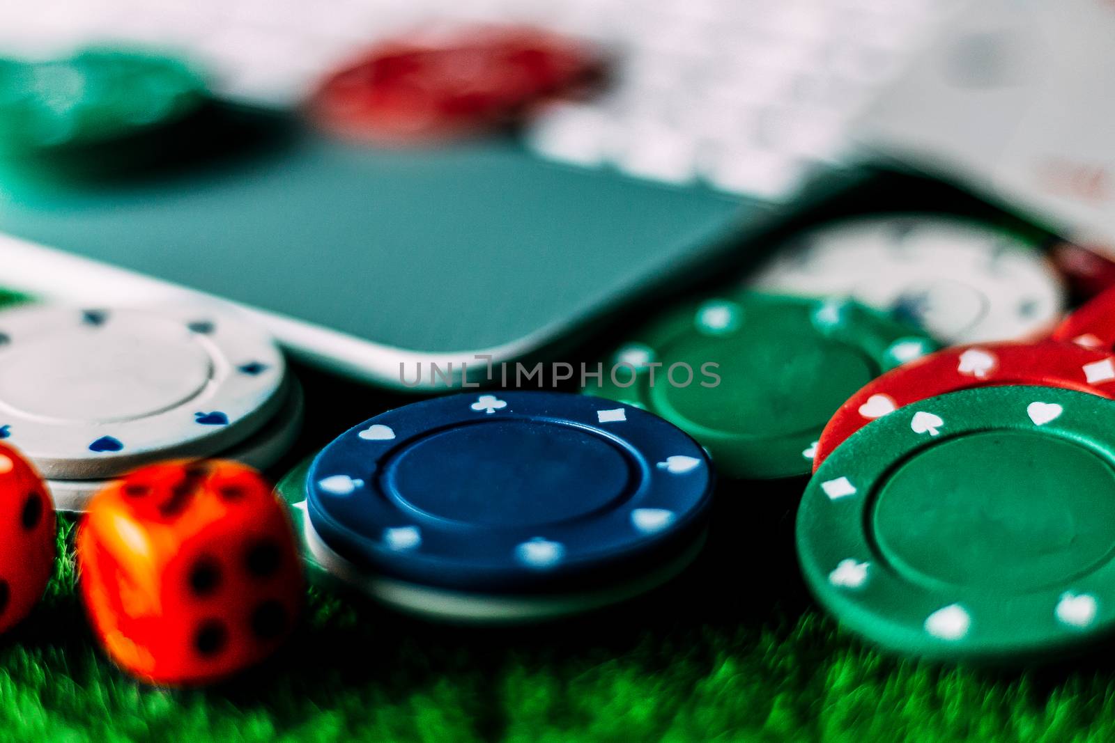 Internet gambling services. Betting on the Internet and winning money with games of chance. Play poker at home.