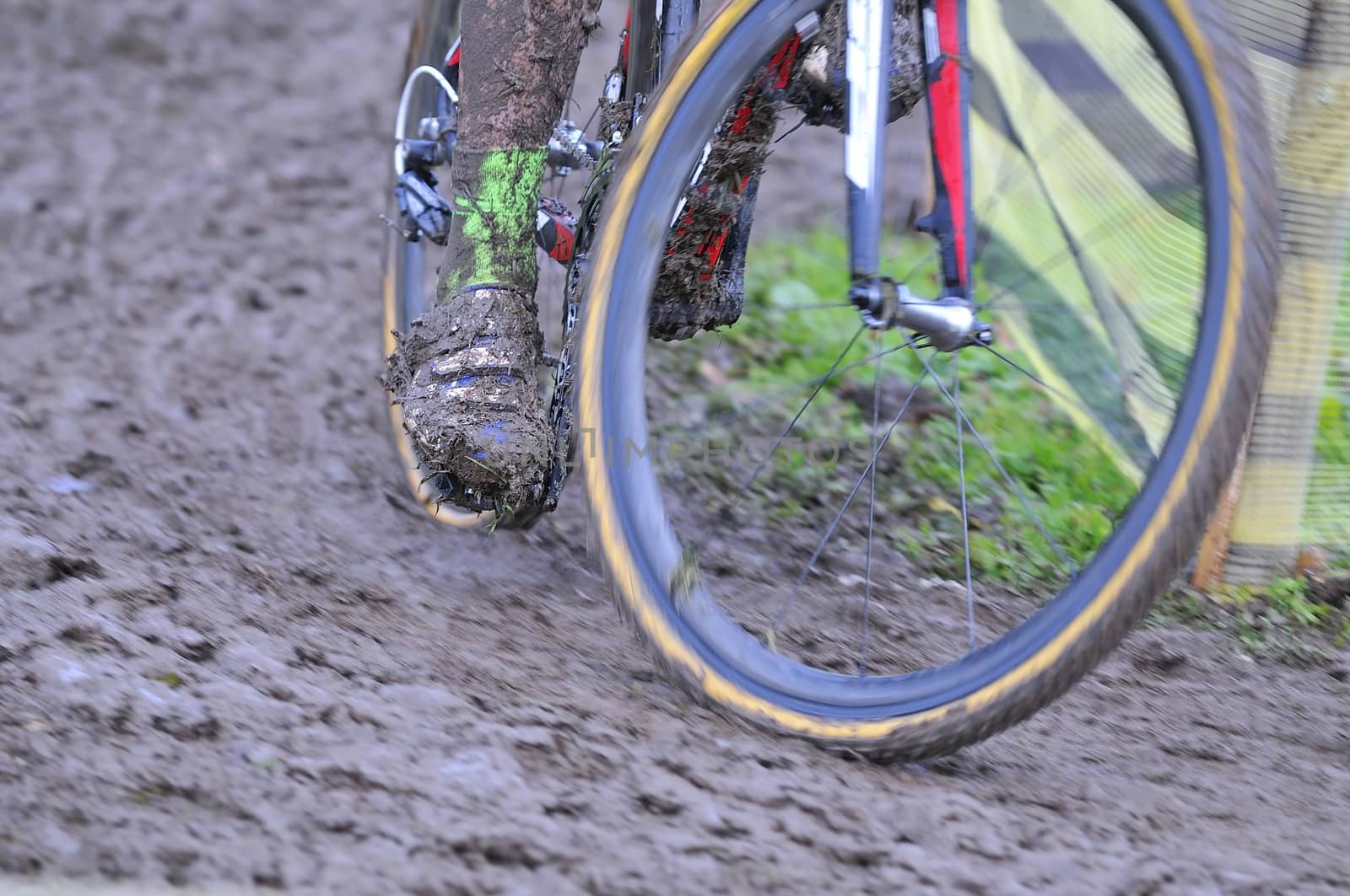 Detail bicycle chain with mud in a race