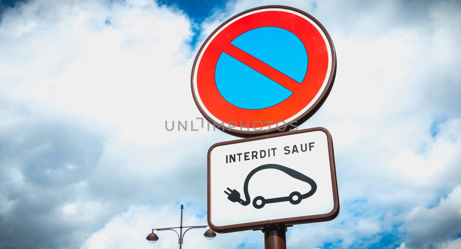 parking prohibition sign except electric vehicle in France