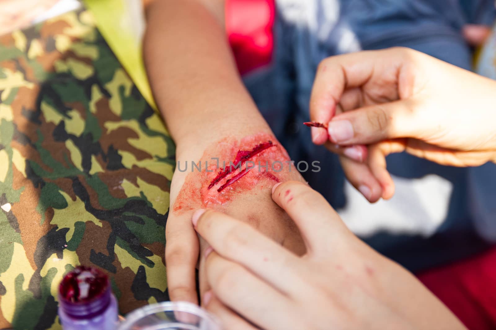 Expert to make fake wounds Fake wounds on the arms of children dress the wound special effect