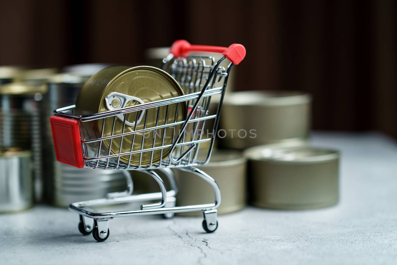 Canned food in shopping cart toy with group of Aluminium canned food.