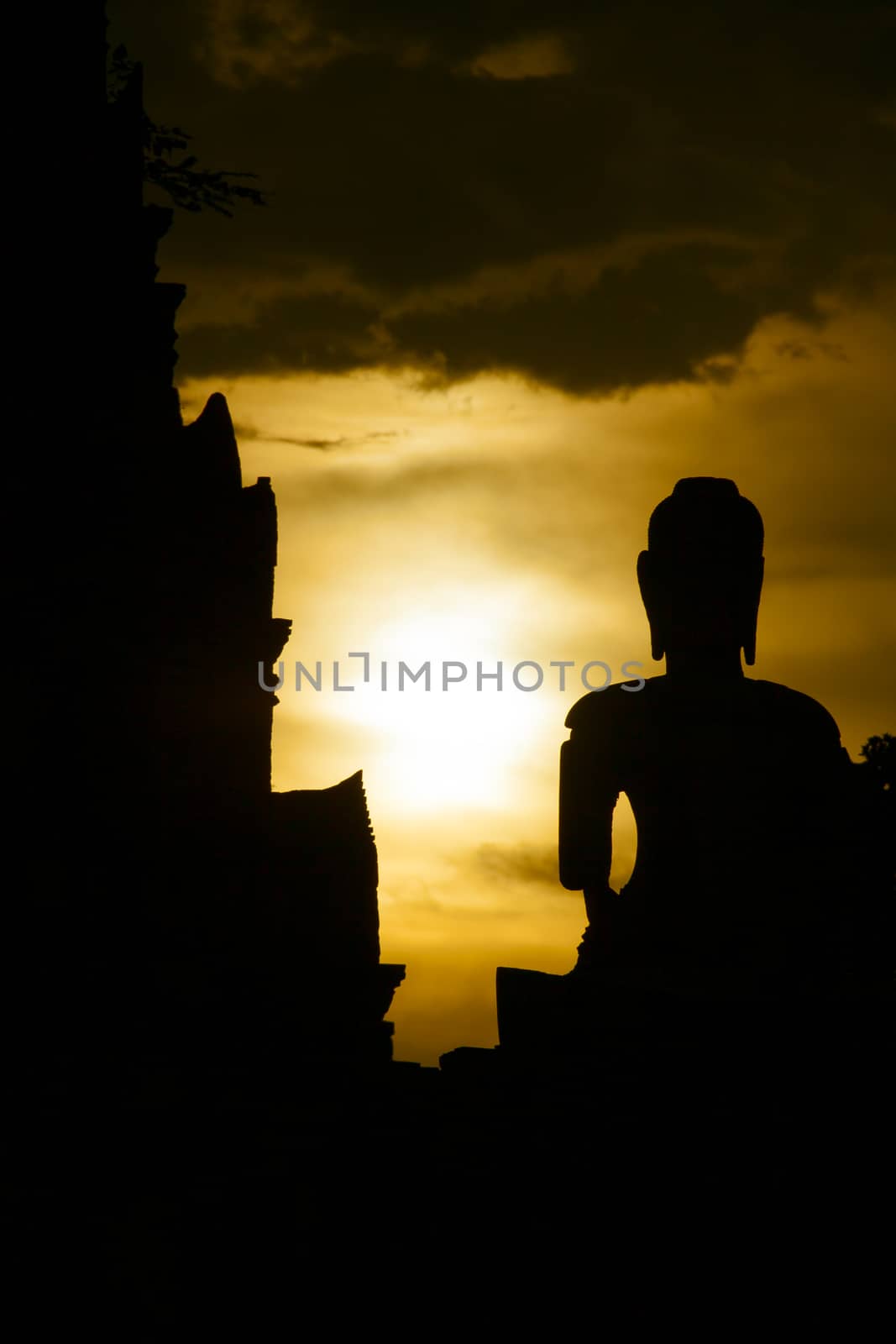 last light in Wat Chaiwatthanaram by thattep