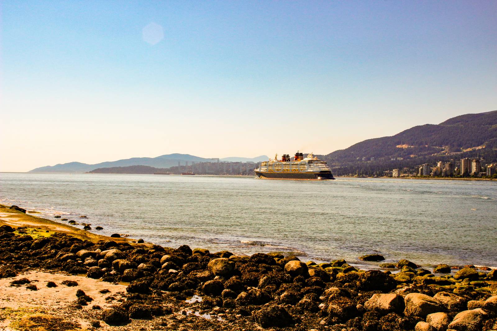 Sea walk at the Kitsilano Beach Park at Downtown of Vancouver, Canada. by mynewturtle1