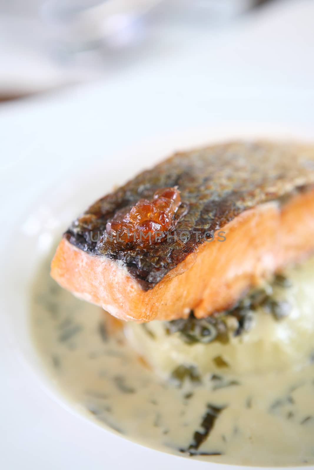 Grilled salmon with wakame sauce 