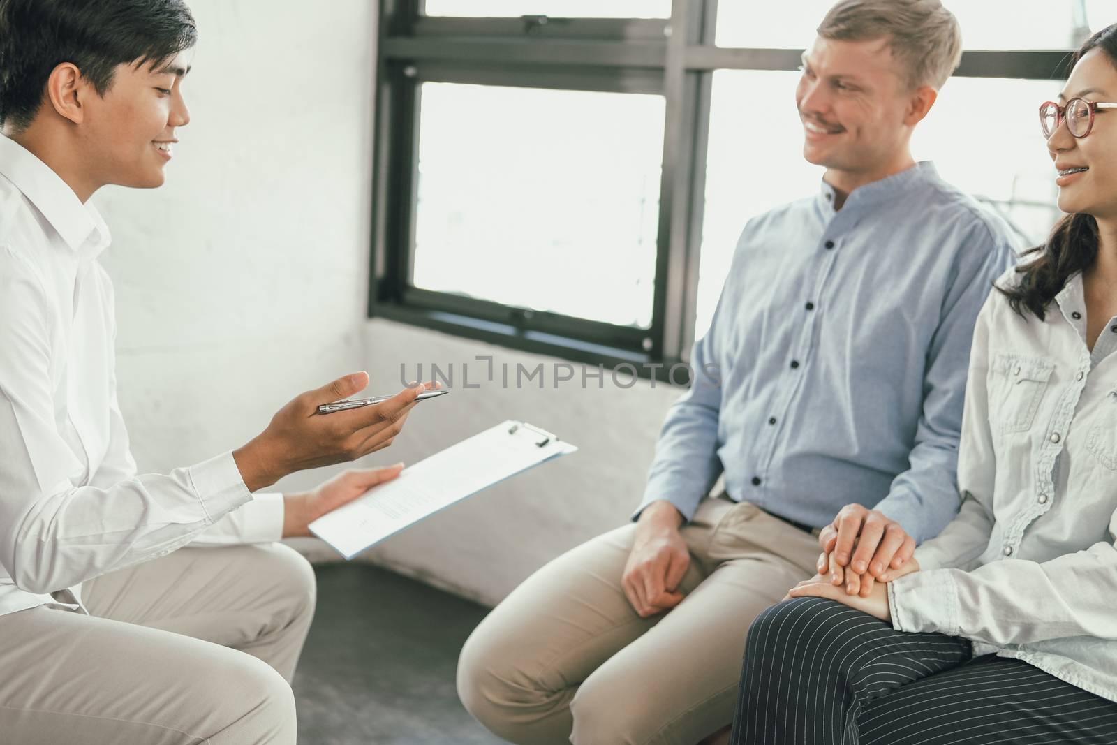 phychiatrist phychologist counselor therapist consulting giving relationship advice to couple. marrigae counseling therapy