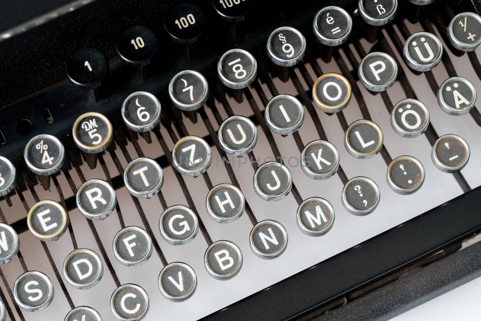 Close up of retro style typewriter in studio by Alicephoto