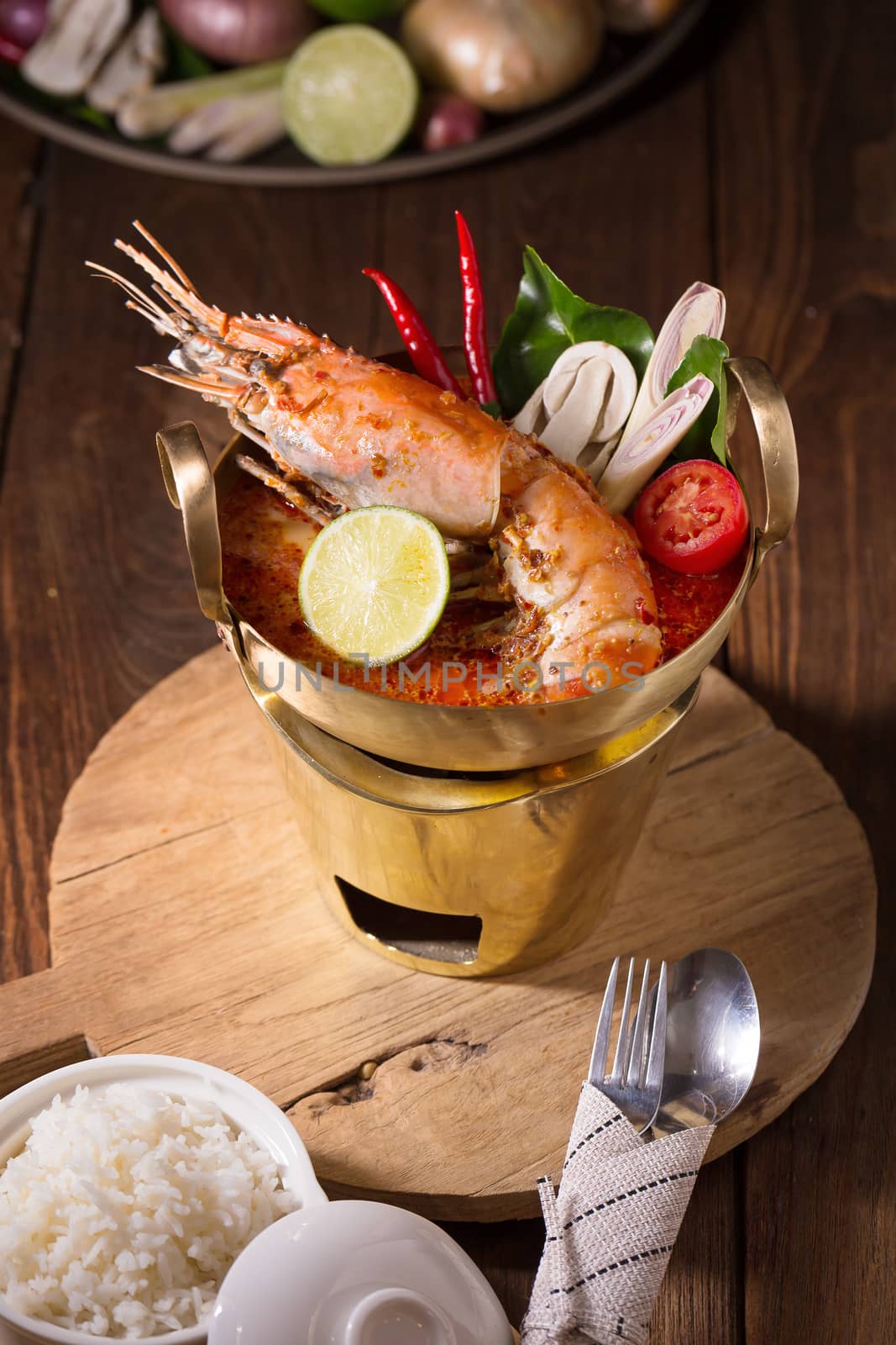 Tom yum goong spicy Thai seafood soup by kaiskynet