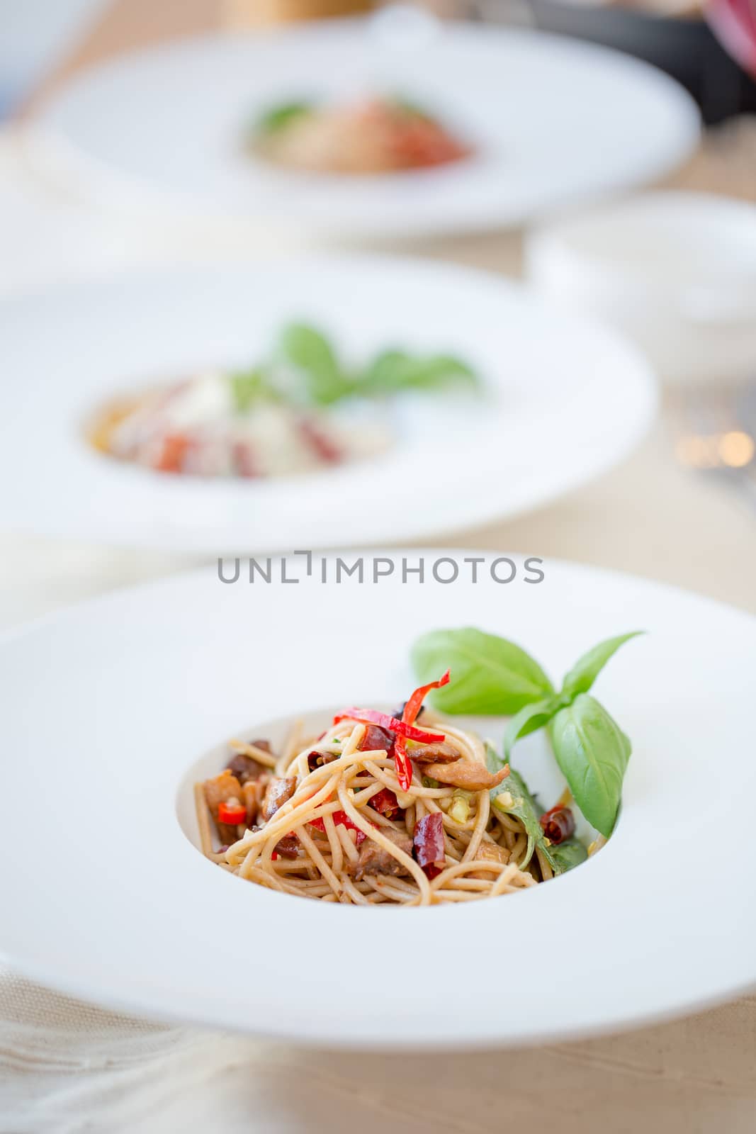 Spaghetti with Thai-style sauce with clams and chilli by kaiskynet