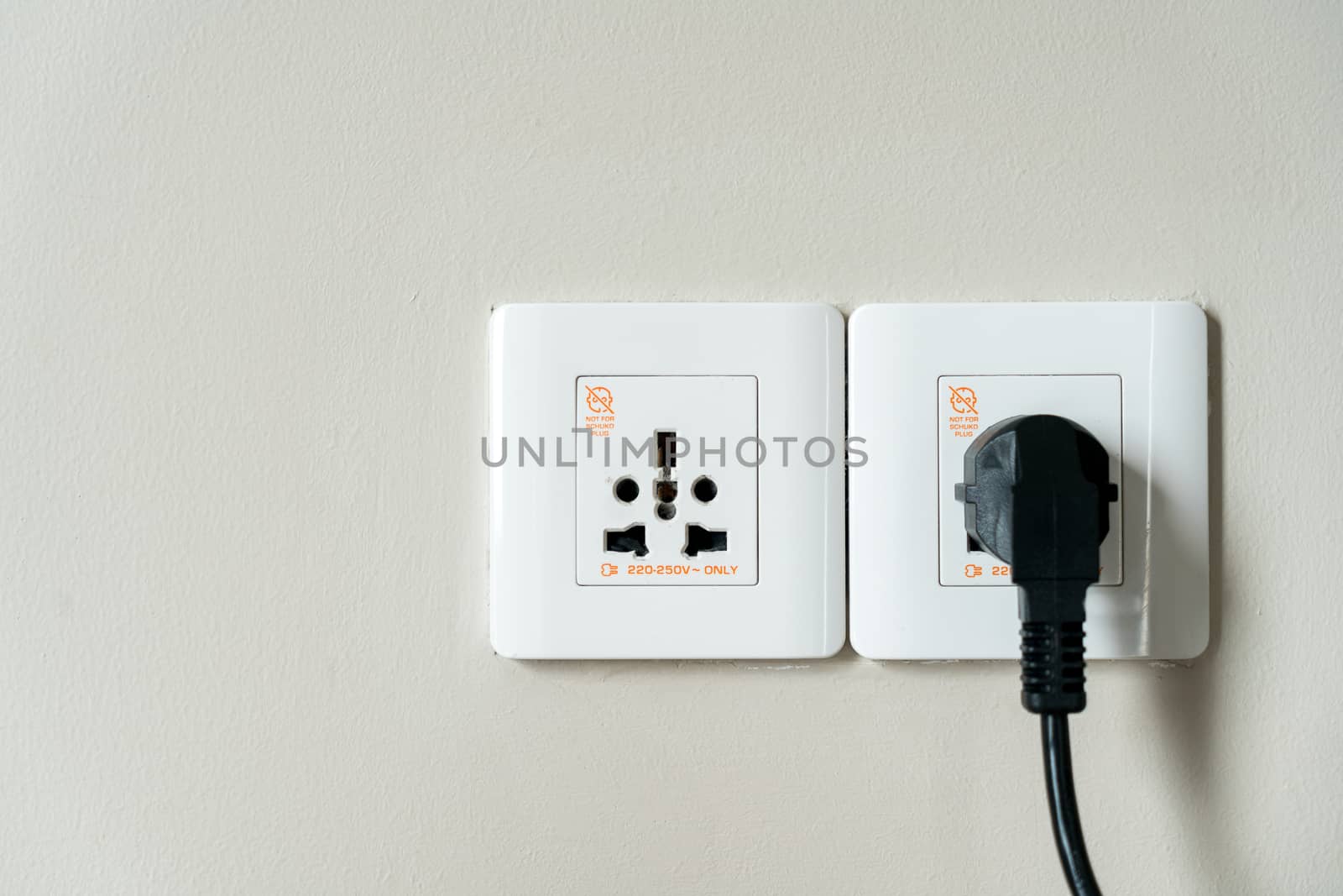 Universal electricity sockets & plug by Alicephoto