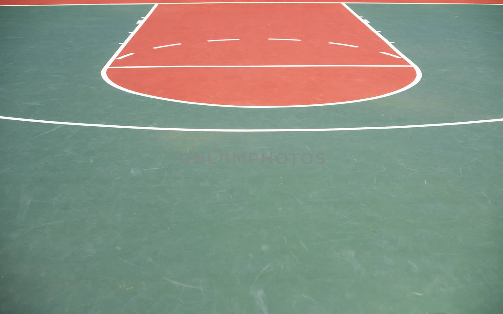 Landscape shot of empty basketball court by rushay