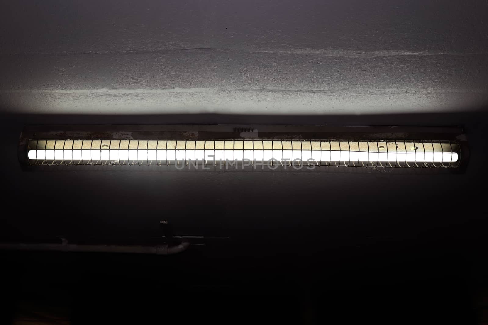 old fluorescent lamps on the ceiling, fluorescent lamps in dark, neon light, fluorescent light bulb as electric energy