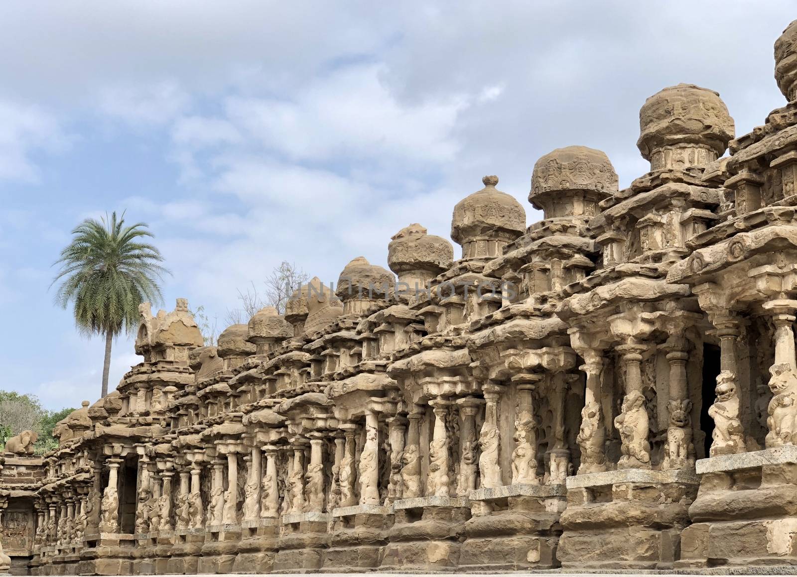 The Kanchi Kailasanathar temple located in Kancheepuram is one of the oldest structure built by Narasimhavarman-II in 700AD. This is the Hindu temple built in Tamil architectural style of Pallava architecture. The sandstone compound contains many sculpture carvings mainly half animal deities and 58 small shrines which is dedicated to lord shiva.