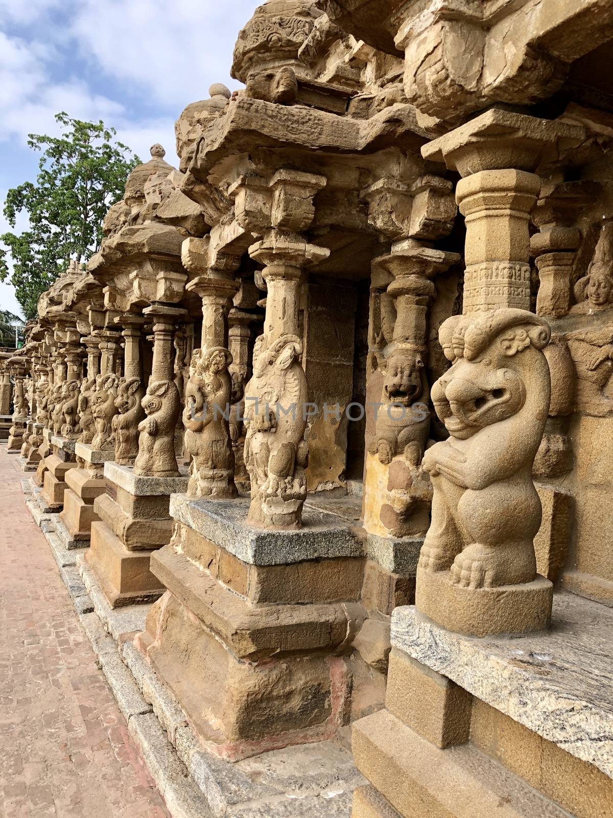 The Kanchi Kailasanathar temple located in Kancheepuram is one of the oldest structure built by Narasimhavarman-II in 700AD. This is the Hindu temple built in Tamil architectural style of Pallava architecture. The sandstone compound contains many sculpture carvings mainly half animal deities and 58 small shrines which is dedicated to lord shiva.