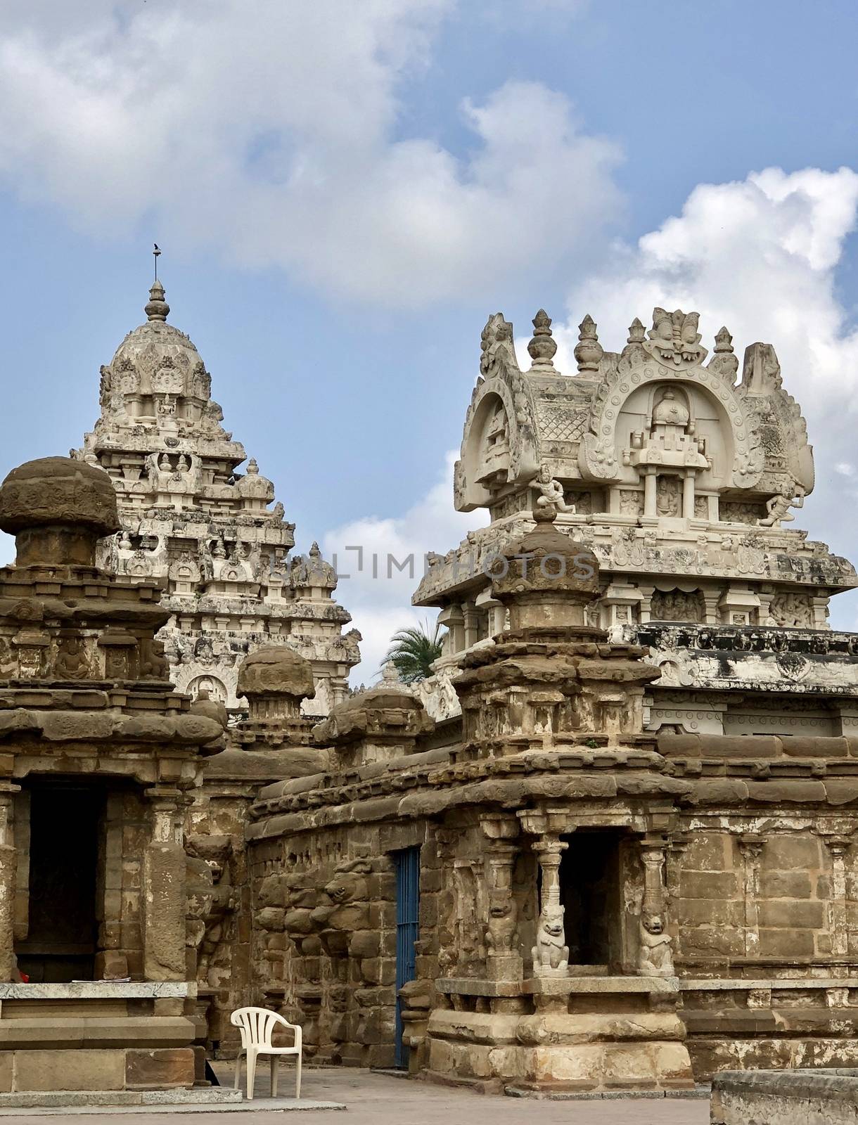 The Kanchi Kailasanathar temple located in Kancheepuram is one of the oldest structure built by Narasimhavarman-II in 700AD. This is the Hindu temple built in Tamil architectural style of Pallava architecture. The sandstone compound contains many sculpture carvings mainly half animal deities and 58 small shrines which is dedicated to lord shiva.