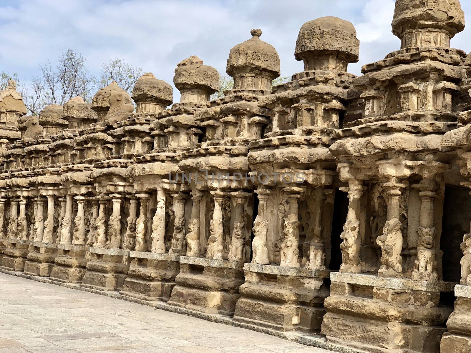 The Kanchi Kailasanathar temple located in Kancheepuram is one of the oldest structure built by Narasimhavarman-II in 700AD. This is the Hindu temple built in Tamil architectural style of Pallava architecture. The sandstone compound contains many sculpture carvings mainly half animal deities and 58 small shrines which is dedicated to lord shiva.