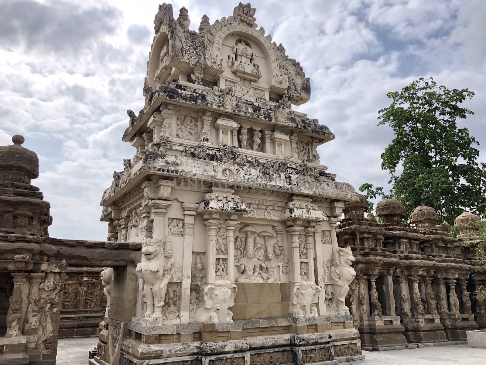 The Kanchi Kailasanathar temple located in Kancheepuram is one of the oldest structure built by Narasimhavarman-II in 700AD. This is the Hindu temple built in Tamil architectural style of Pallava architecture. The sandstone compound contains many sculpture carvings mainly half animal deities and 58 small shrines which is dedicated to lord shiva.