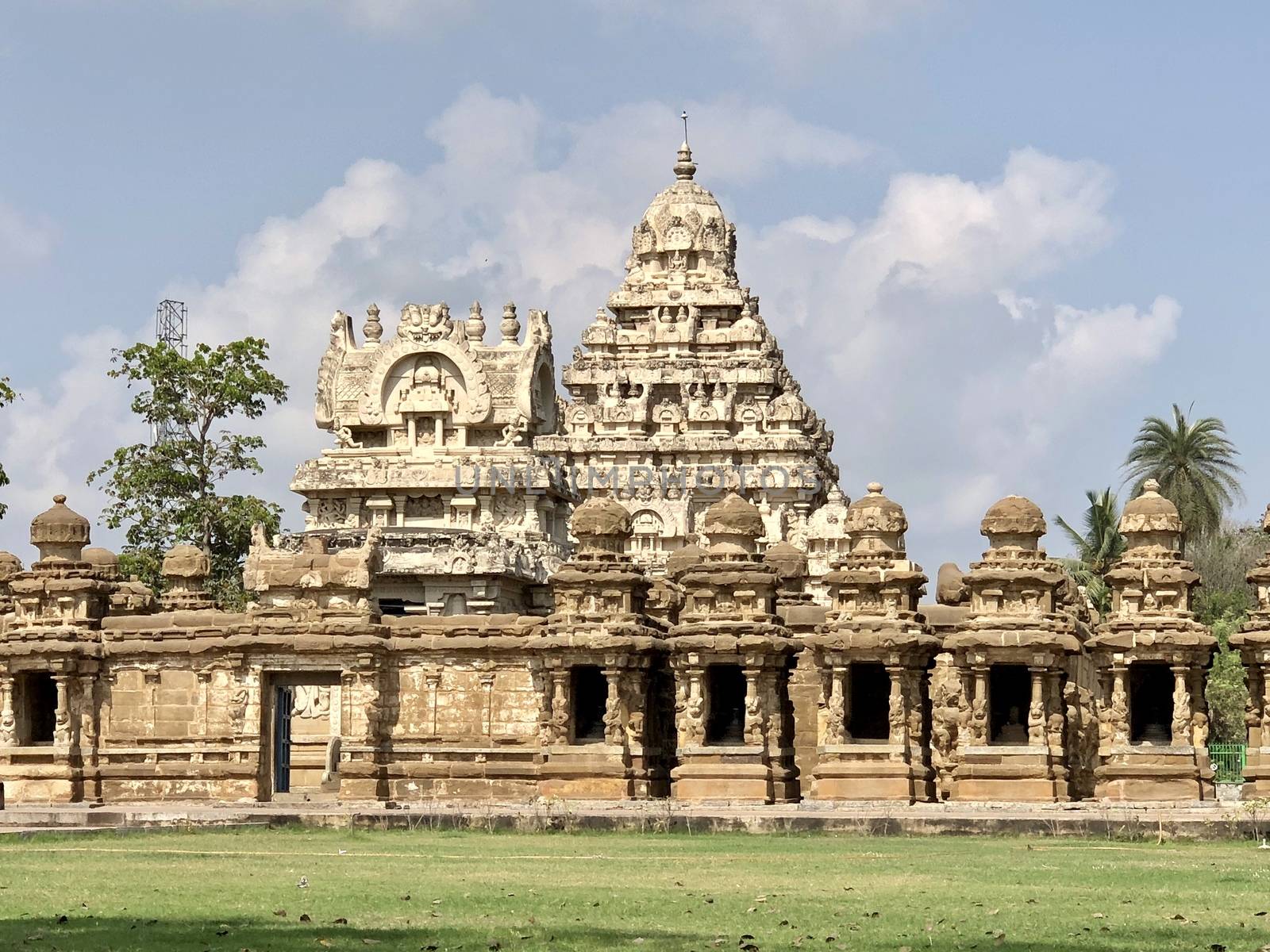 The Kanchi Kailasanathar temple located in Kancheepuram is one of the oldest structure built by Narasimhavarman-II in 700AD. This is the Hindu temple built in Tamil architectural style of Pallava architecture. The sandstone compound contains many sculpture carvings mainly half animal deities and 58 small shrines which is dedicated to lord shiva.