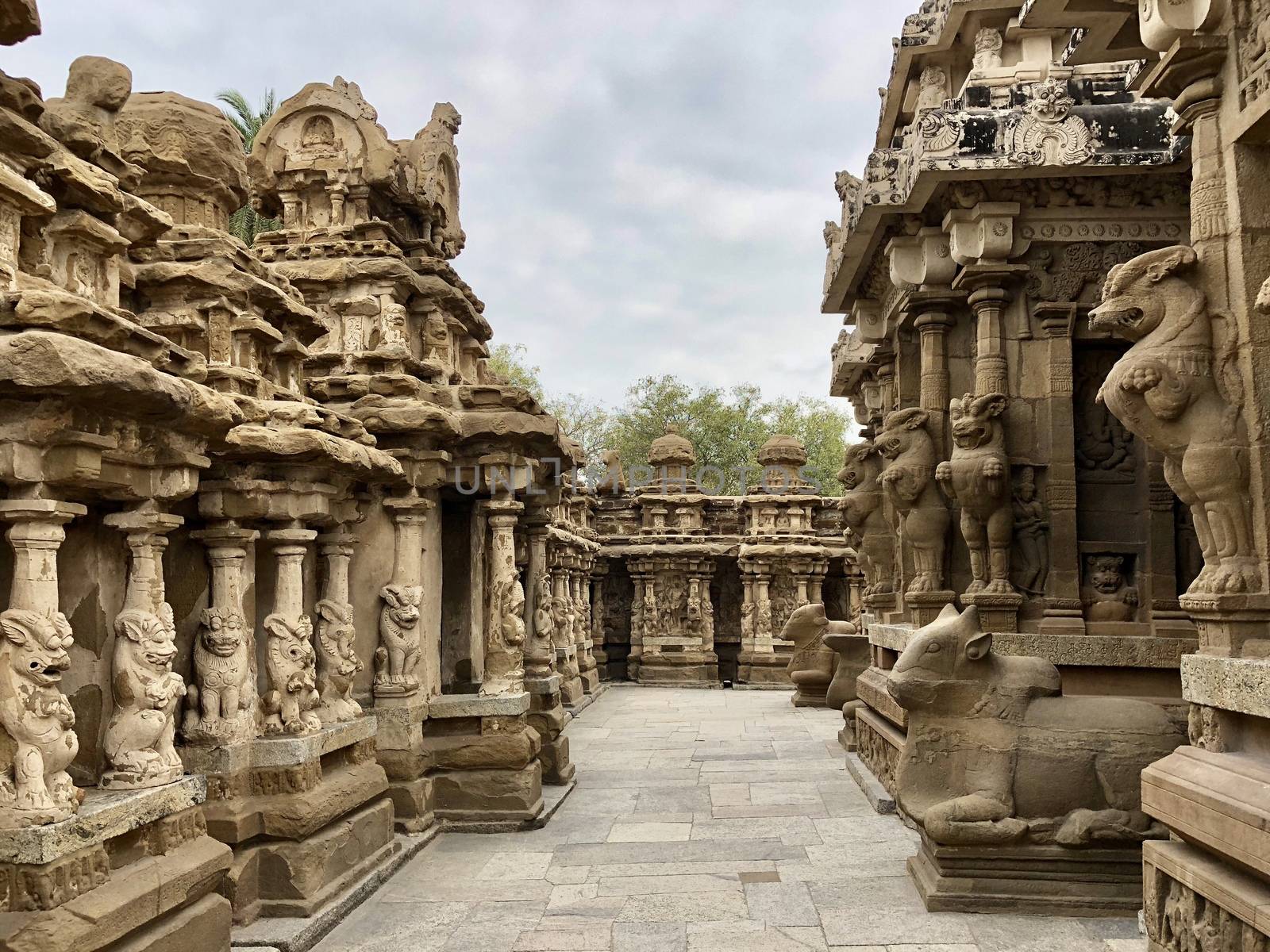 The Kanchi Kailasanathar temple located in Kancheepuram is one of the oldest structure built by Narasimhavarman-II in 700AD. This is the Hindu temple built in Tamil architectural style of Pallava architecture. The sandstone compound contains many sculpture carvings mainly half animal deities and 58 small shrines which is dedicated to lord shiva.