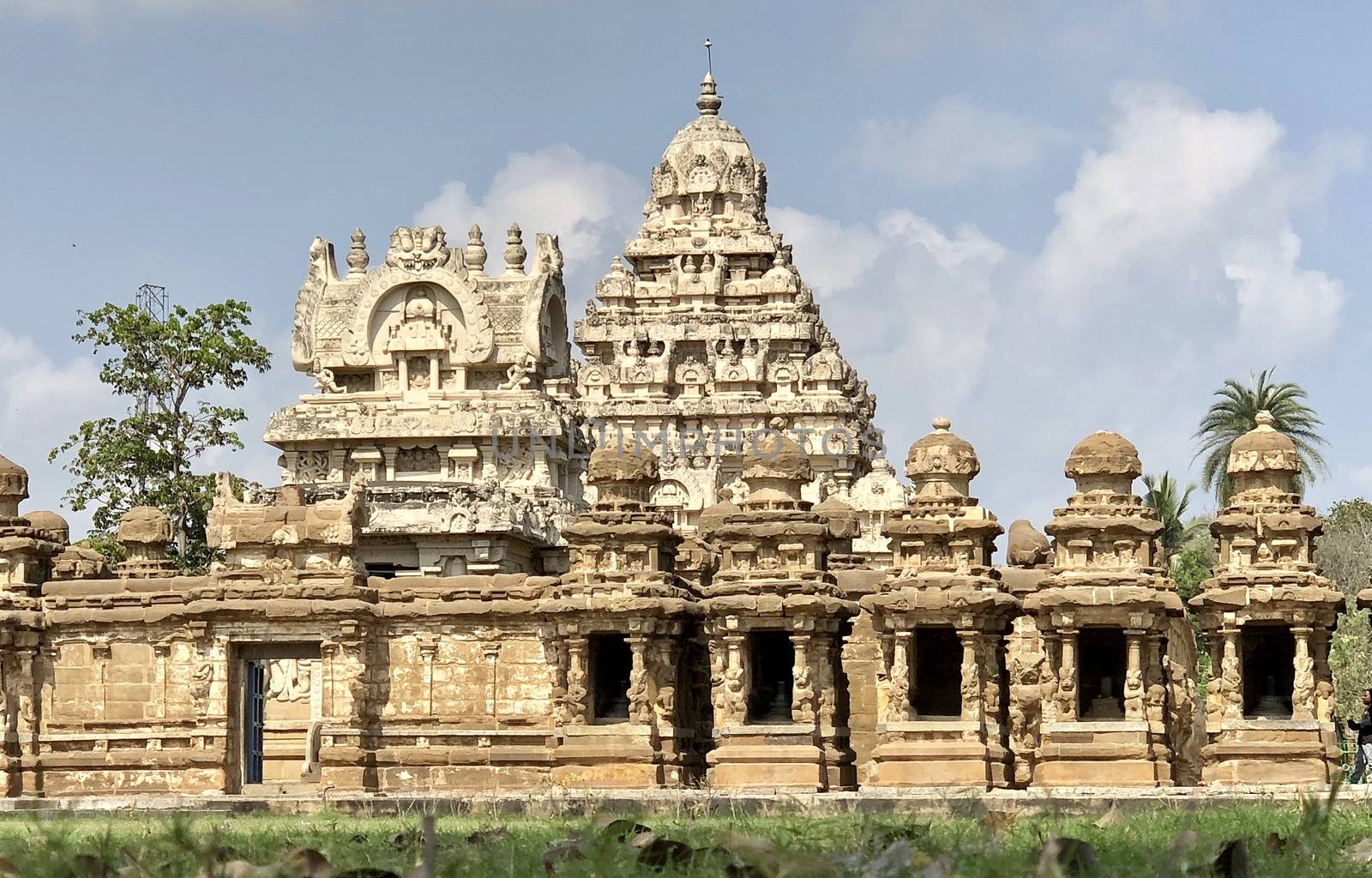 The Kanchi Kailasanathar temple located in Kancheepuram is one of the oldest structure built by Narasimhavarman-II in 700AD. This is the Hindu temple built in Tamil architectural style of Pallava architecture. The sandstone compound contains many sculpture carvings mainly half animal deities and 58 small shrines which is dedicated to lord shiva.