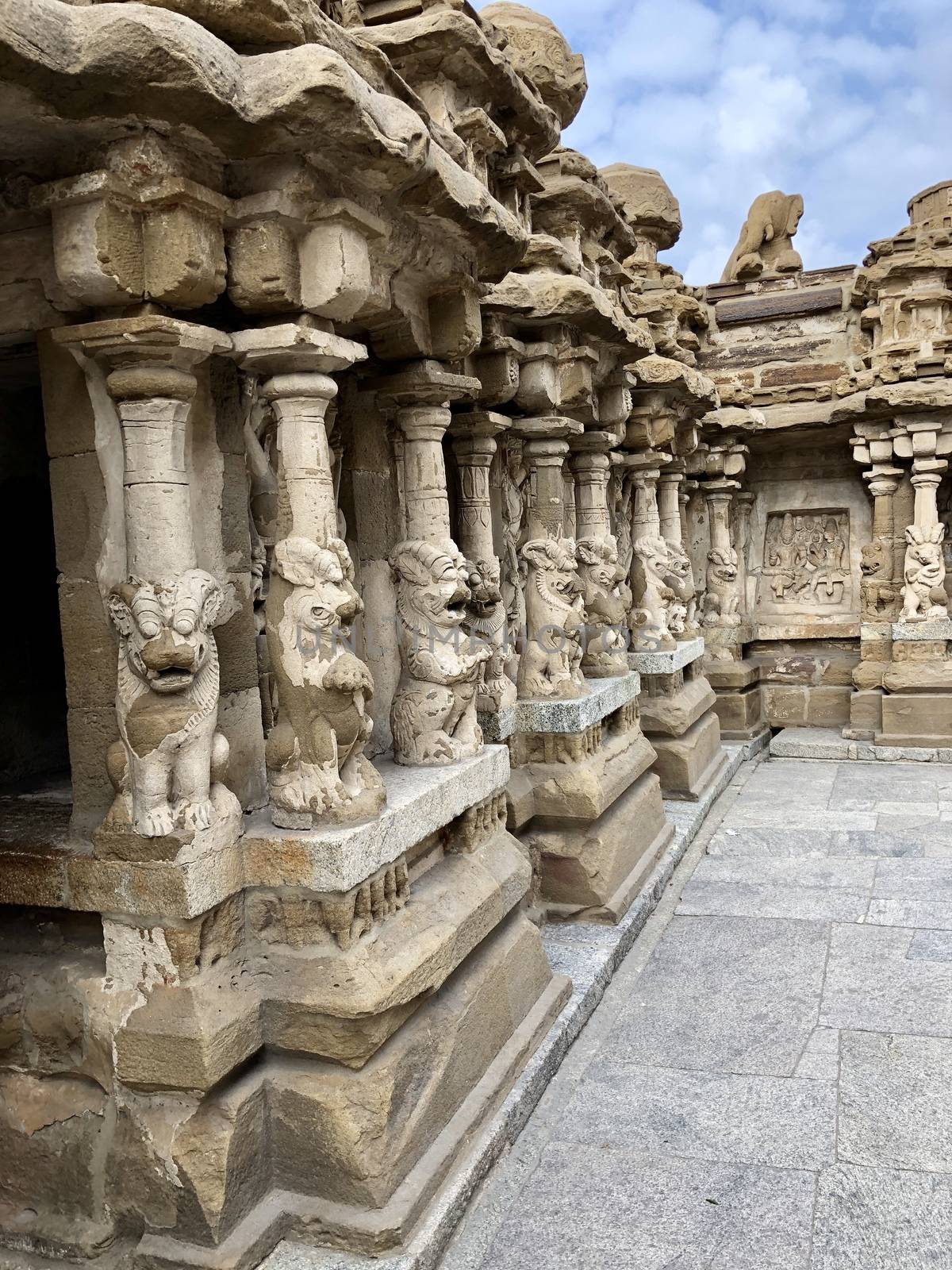 The Kanchi Kailasanathar temple located in Kancheepuram is one of the oldest structure built by Narasimhavarman-II in 700AD. This is the Hindu temple built in Tamil architectural style of Pallava architecture. The sandstone compound contains many sculpture carvings mainly half animal deities and 58 small shrines which is dedicated to lord shiva.