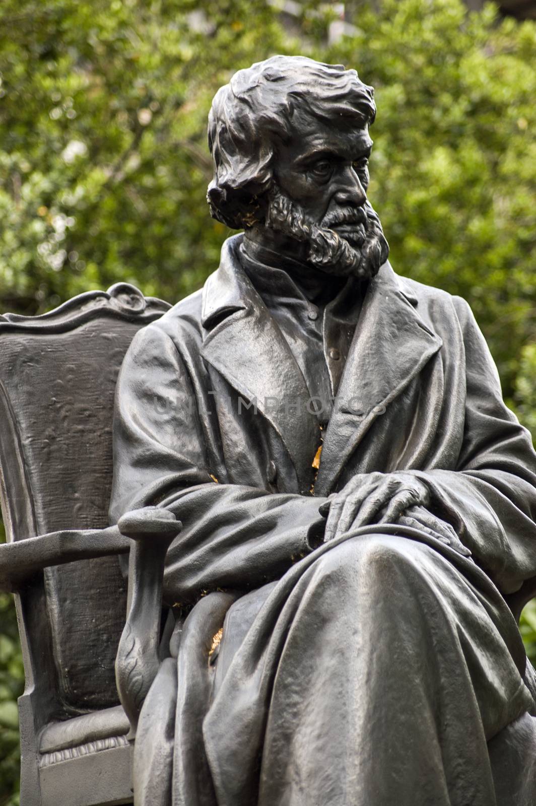Thomas Carlyle statue, London by BasPhoto