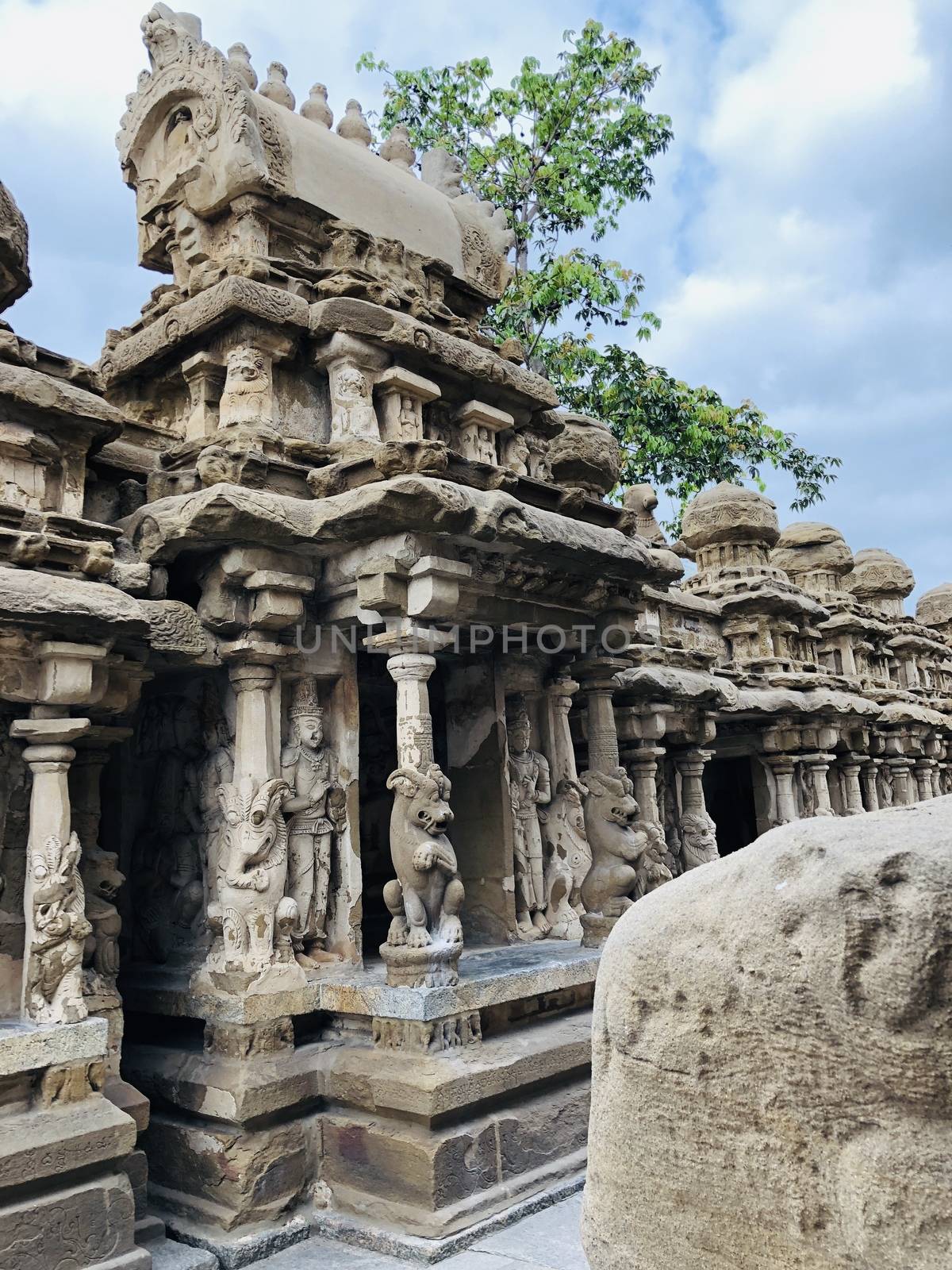 The Kanchi Kailasanathar temple located in Kancheepuram is one of the oldest structure built by Narasimhavarman-II in 700AD. This is the Hindu temple built in Tamil architectural style of Pallava architecture. The sandstone compound contains many sculpture carvings mainly half animal deities and 58 small shrines which is dedicated to lord shiva.