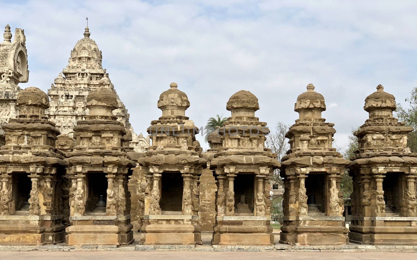 The Kanchi Kailasanathar temple located in Kancheepuram is one of the oldest structure built by Narasimhavarman-II in 700AD. This is the Hindu temple built in Tamil architectural style of Pallava architecture. The sandstone compound contains many sculpture carvings mainly half animal deities and 58 small shrines which is dedicated to lord shiva.