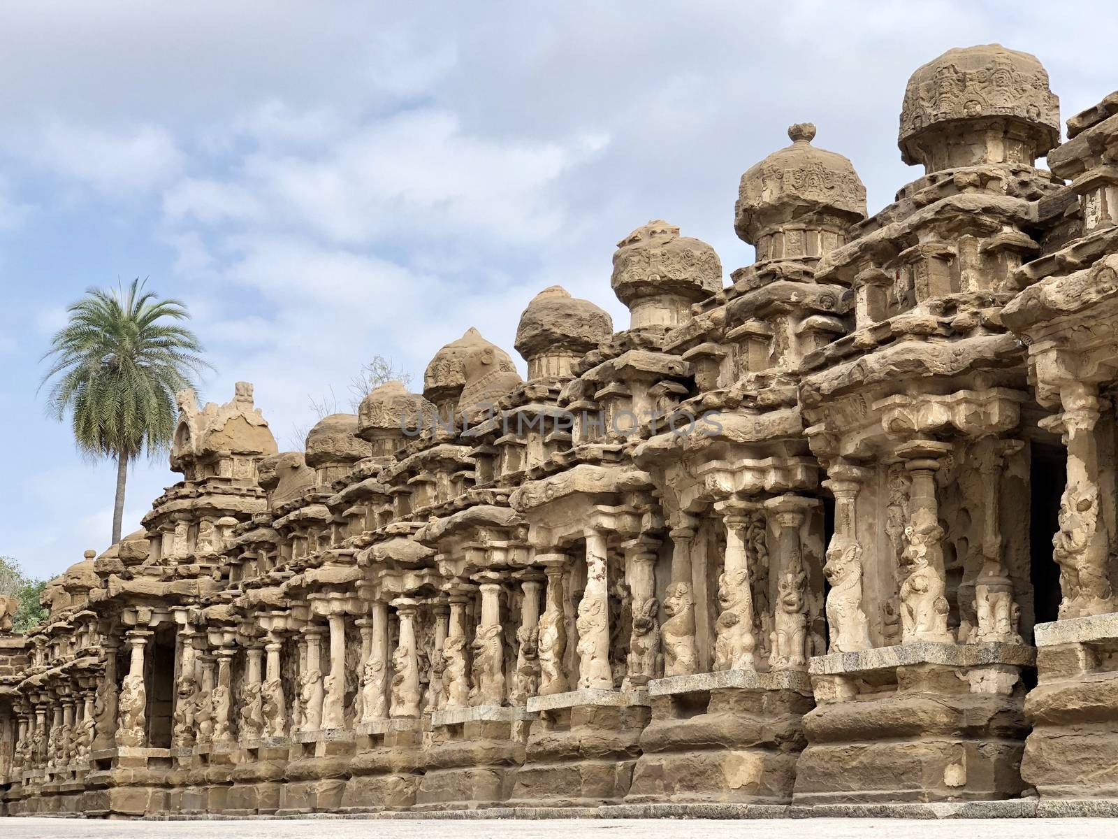 The Kanchi Kailasanathar temple located in Kancheepuram is one of the oldest structure built by Narasimhavarman-II in 700AD. This is the Hindu temple built in Tamil architectural style of Pallava architecture. The sandstone compound contains many sculpture carvings mainly half animal deities and 58 small shrines which is dedicated to lord shiva.