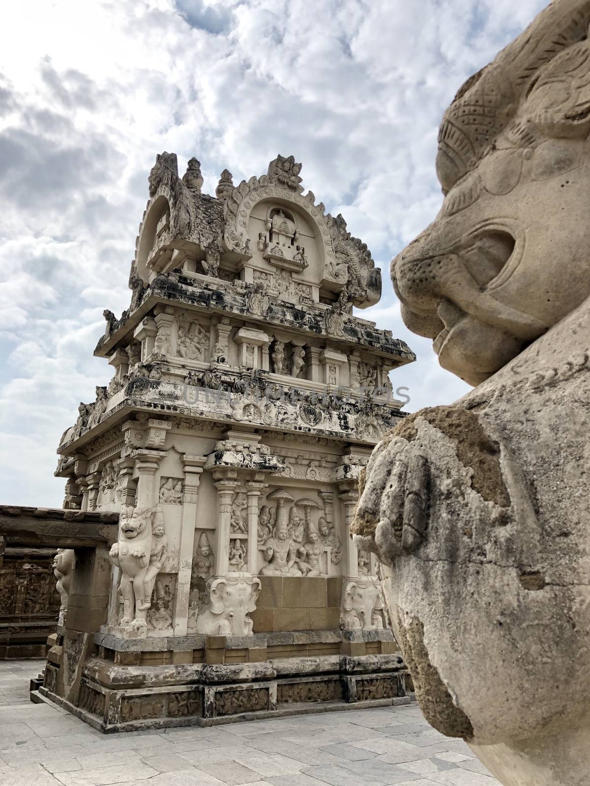 The Kanchi Kailasanathar temple located in Kancheepuram is one of the oldest structure built by Narasimhavarman-II in 700AD. This is the Hindu temple built in Tamil architectural style of Pallava architecture. The sandstone compound contains many sculpture carvings mainly half animal deities and 58 small shrines which is dedicated to lord shiva.