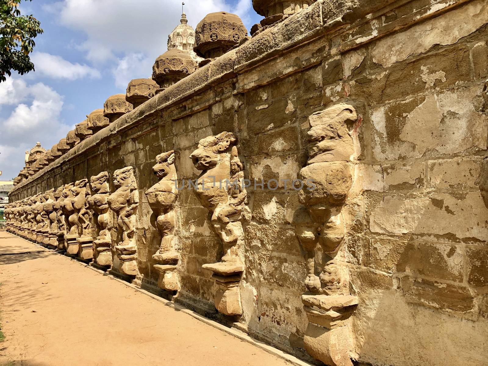 The Kanchi Kailasanathar temple located in Kancheepuram is one of the oldest structure built by Narasimhavarman-II in 700AD. This is the Hindu temple built in Tamil architectural style of Pallava architecture. The sandstone compound contains many sculpture carvings mainly half animal deities and 58 small shrines which is dedicated to lord shiva.