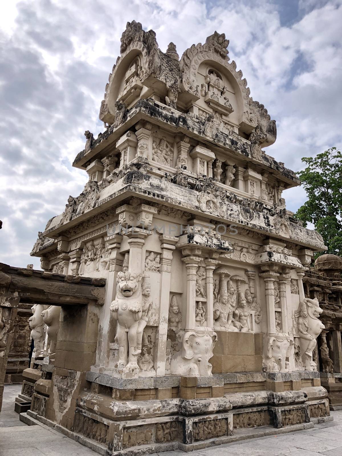 The Kanchi Kailasanathar temple located in Kancheepuram is one of the oldest structure built by Narasimhavarman-II in 700AD. This is the Hindu temple built in Tamil architectural style of Pallava architecture. The sandstone compound contains many sculpture carvings mainly half animal deities and 58 small shrines which is dedicated to lord shiva.