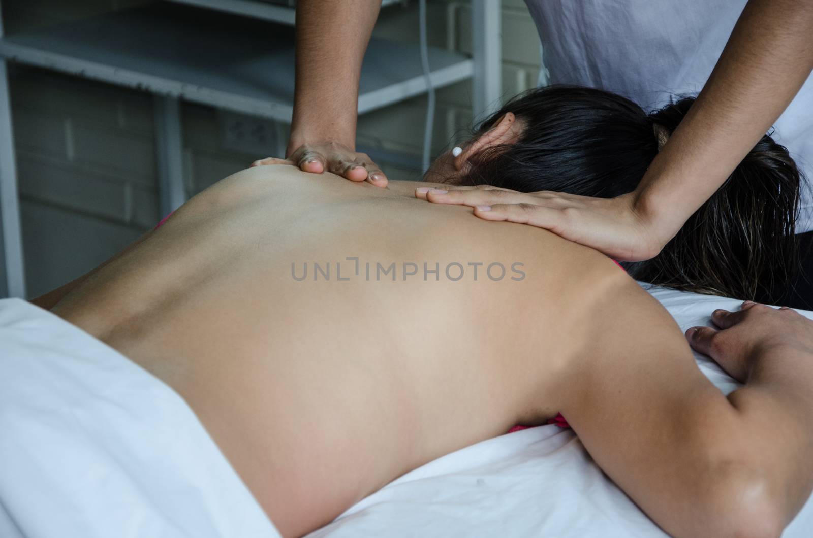 Cosmiatra doing relaxing massages to a patient