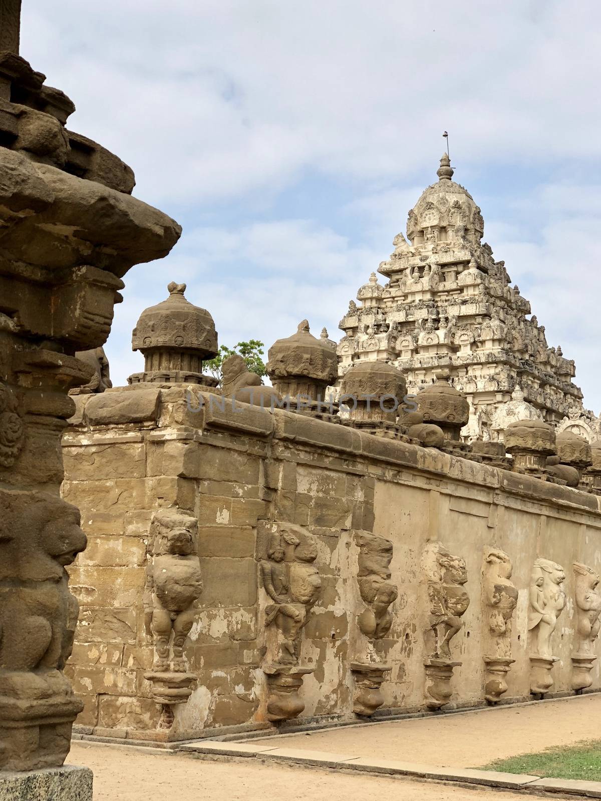 The Kanchi Kailasanathar temple located in Kancheepuram is one of the oldest structure built by Narasimhavarman-II in 700AD. This is the Hindu temple built in Tamil architectural style of Pallava architecture. The sandstone compound contains many sculpture carvings mainly half animal deities and 58 small shrines which is dedicated to lord shiva.