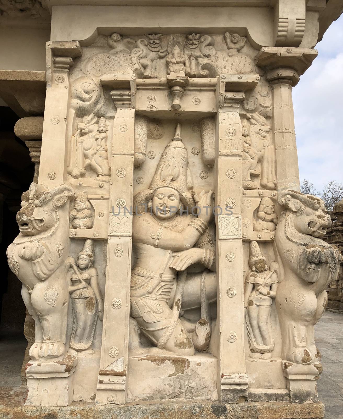 The Kanchi Kailasanathar temple located in Kancheepuram is one of the oldest structure built by Narasimhavarman-II in 700AD. This is the Hindu temple built in Tamil architectural style of Pallava architecture. The sandstone compound contains many sculpture carvings mainly half animal deities and 58 small shrines which is dedicated to lord shiva.