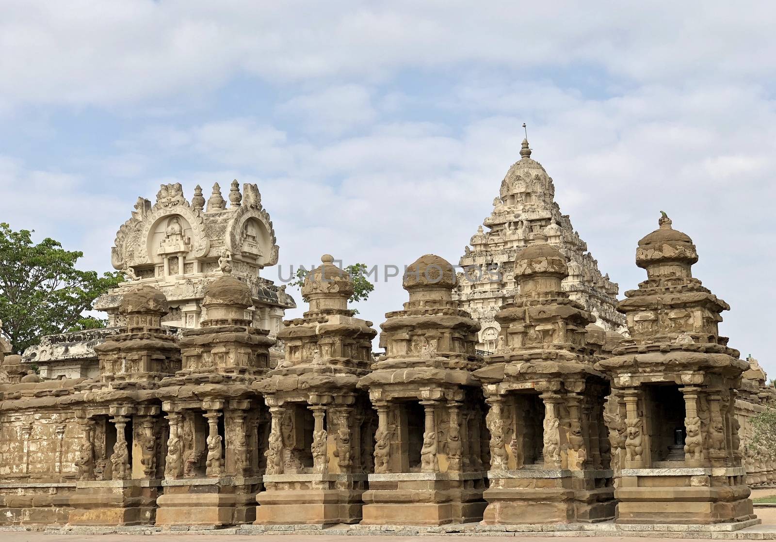 The Kanchi Kailasanathar temple located in Kancheepuram is one of the oldest structure built by Narasimhavarman-II in 700AD. This is the Hindu temple built in Tamil architectural style of Pallava architecture. The sandstone compound contains many sculpture carvings mainly half animal deities and 58 small shrines which is dedicated to lord shiva.