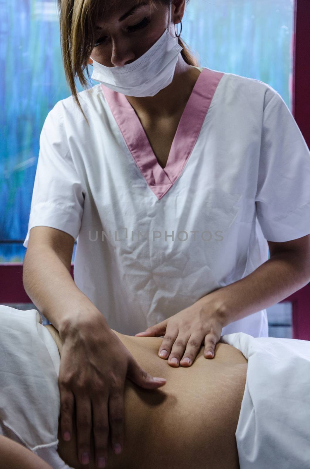 Cosmiatra performing reducing massages to a patient