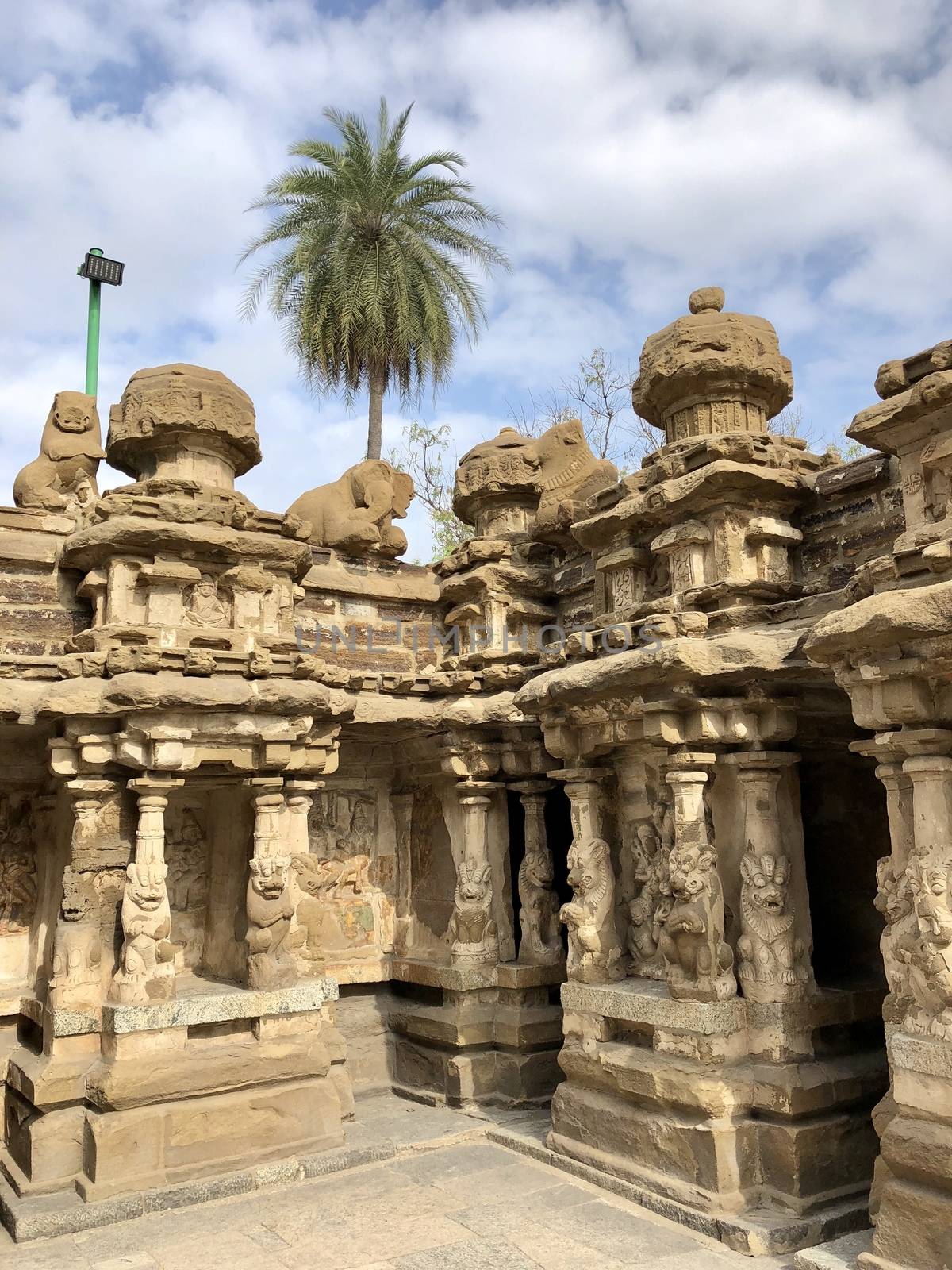 The Kanchi Kailasanathar temple located in Kancheepuram is one of the oldest structure built by Narasimhavarman-II in 700AD. This is the Hindu temple built in Tamil architectural style of Pallava architecture. The sandstone compound contains many sculpture carvings mainly half animal deities and 58 small shrines which is dedicated to lord shiva.