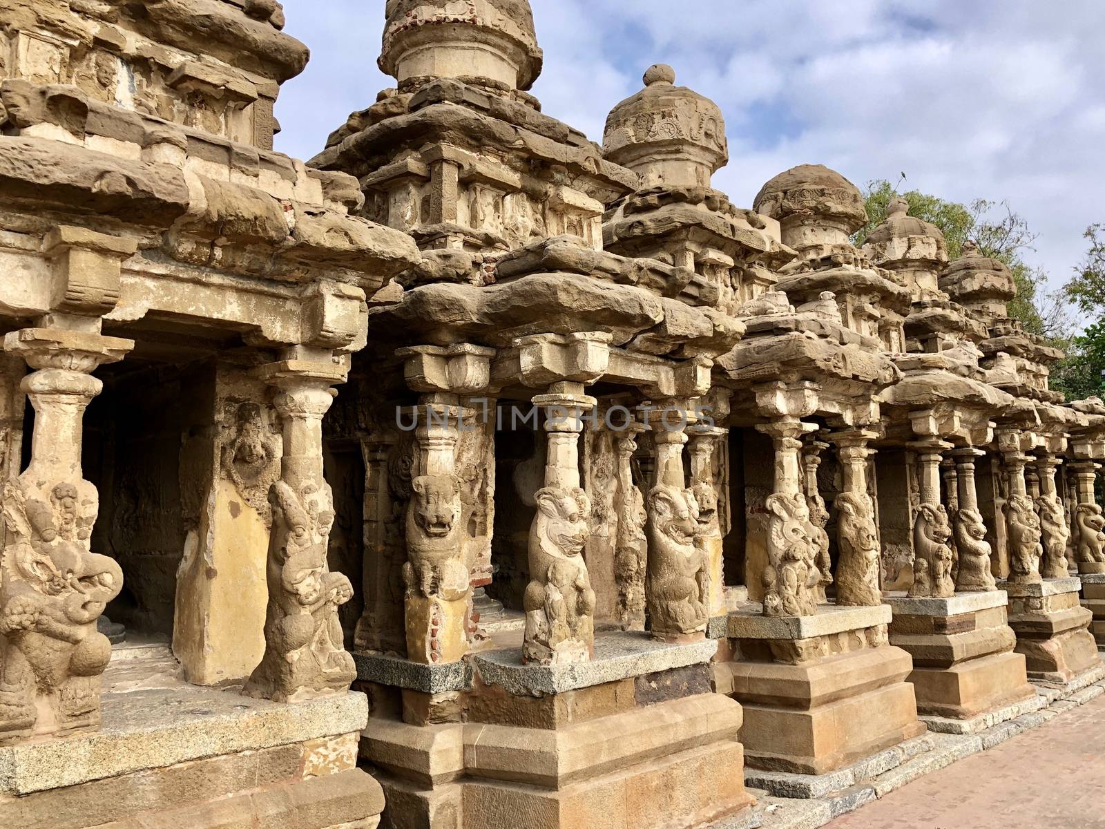 The Kanchi Kailasanathar temple located in Kancheepuram is one of the oldest structure built by Narasimhavarman-II in 700AD. This is the Hindu temple built in Tamil architectural style of Pallava architecture. The sandstone compound contains many sculpture carvings mainly half animal deities and 58 small shrines which is dedicated to lord shiva.