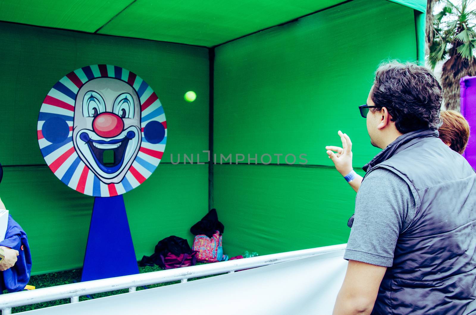 Circus game "basking the ball in the clown"