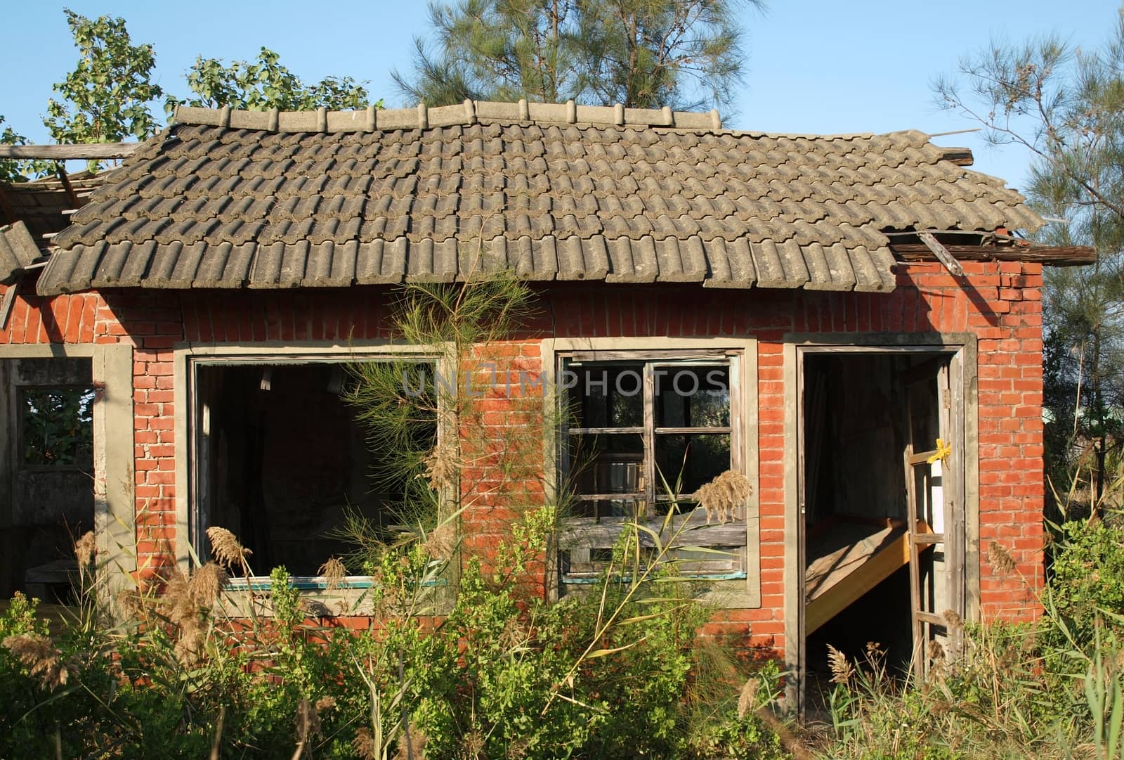 An old Chinese farmhouse that has long been deserted
