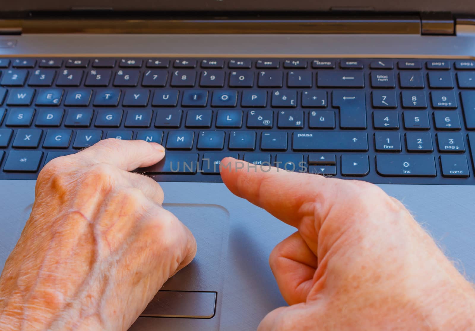 a man teaches an old lady to work on the computer